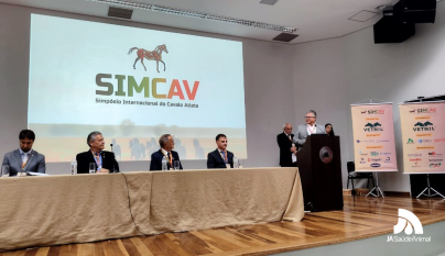 Dr. José Abdo é homenageado pela UFMG no XII SIMCAV por sua contribuição à medicina veterinária